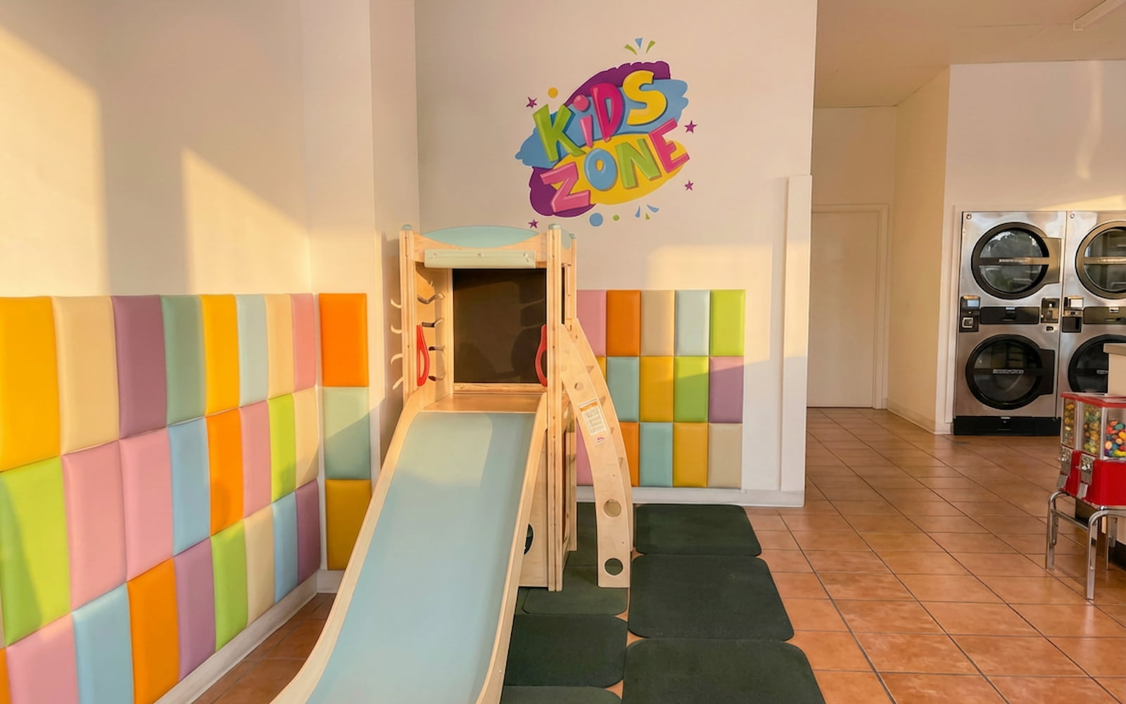 Kids zone and baby-friendly amenities at Polanco Laundry in Arleta