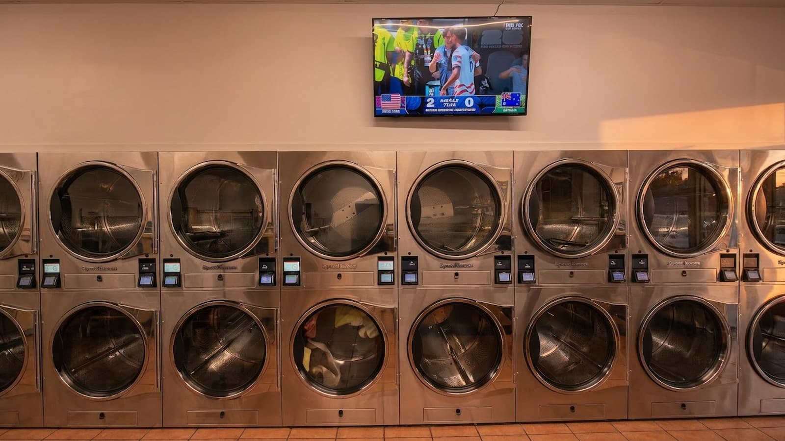 แมตช์ฟุตบอลโลก 2026 กำลังถ่ายทอดบนทีวีในมุมนั่งพักที่ Polanco Laundry ใน Arleta